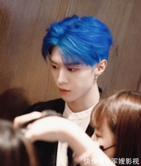 发型|范丞丞又染新发色了!蓝色渐变发型“撞衫”机场工作人员