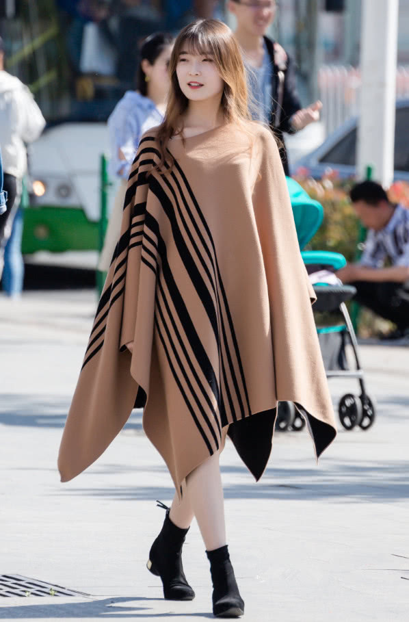 大长腿 n字裤还没过时,“m字裙”又火了,但年纪大的人不敢穿出门!