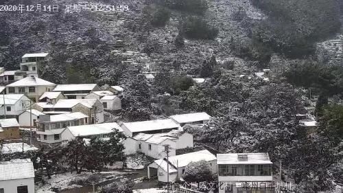 白雁坑村今冬的第一场雪！还有人在雪中唱戏~