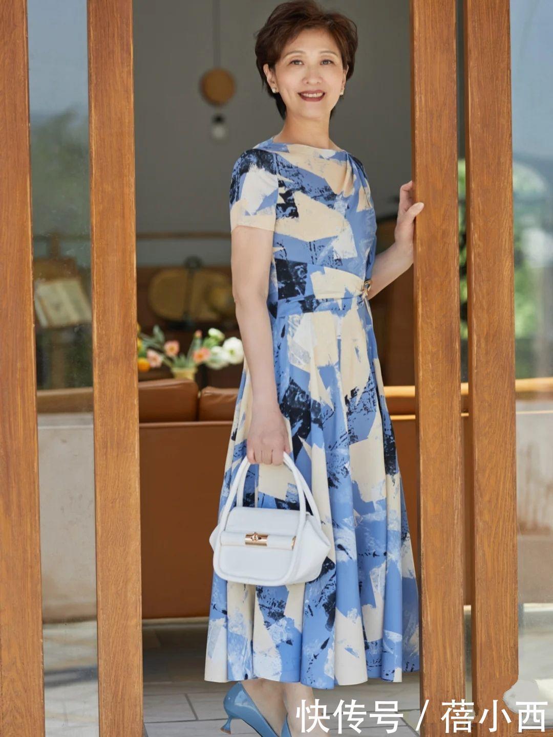 半身裙|50多岁中年女性穿搭拼细节,学这位短发妈妈如何穿,指引你的风格