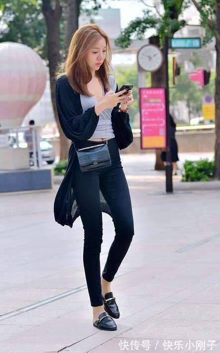 运动背心 紫色的打底裤搭配运动背心,简洁不仅款式好看,也不失大方