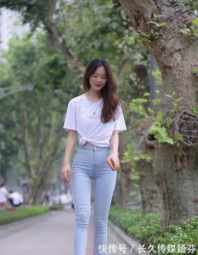 吊带|牛仔裤如此的休闲简约,而且又特别百搭,搭配体恤就很漂亮了