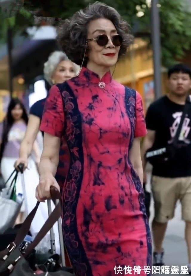 改装 最美“旗袍”妈妈厉害了,XS码改装旗袍都能穿下,亲家母都要嫉妒