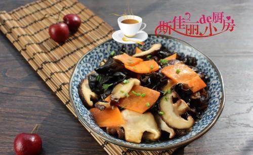 香菇木耳胡萝卜绝配，开胃下饭香，宁可不吃肉也要吃，好吃极了
