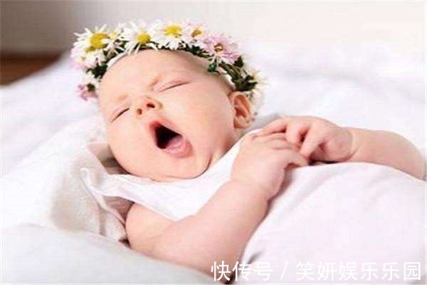 四肢|宝宝睡觉若有以下举动,说明大脑发育的好,将来肯定是个机灵鬼