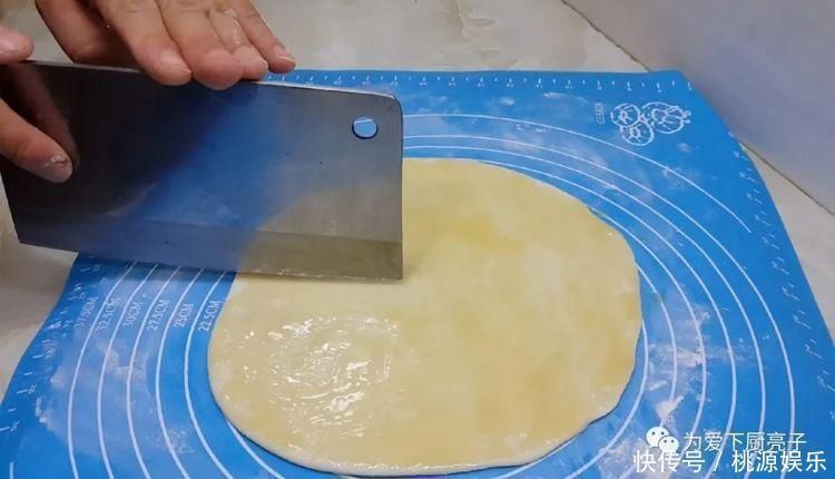 烙饼这么做太香了，开水一烫，张张柔软又劲道，学会天天不起早