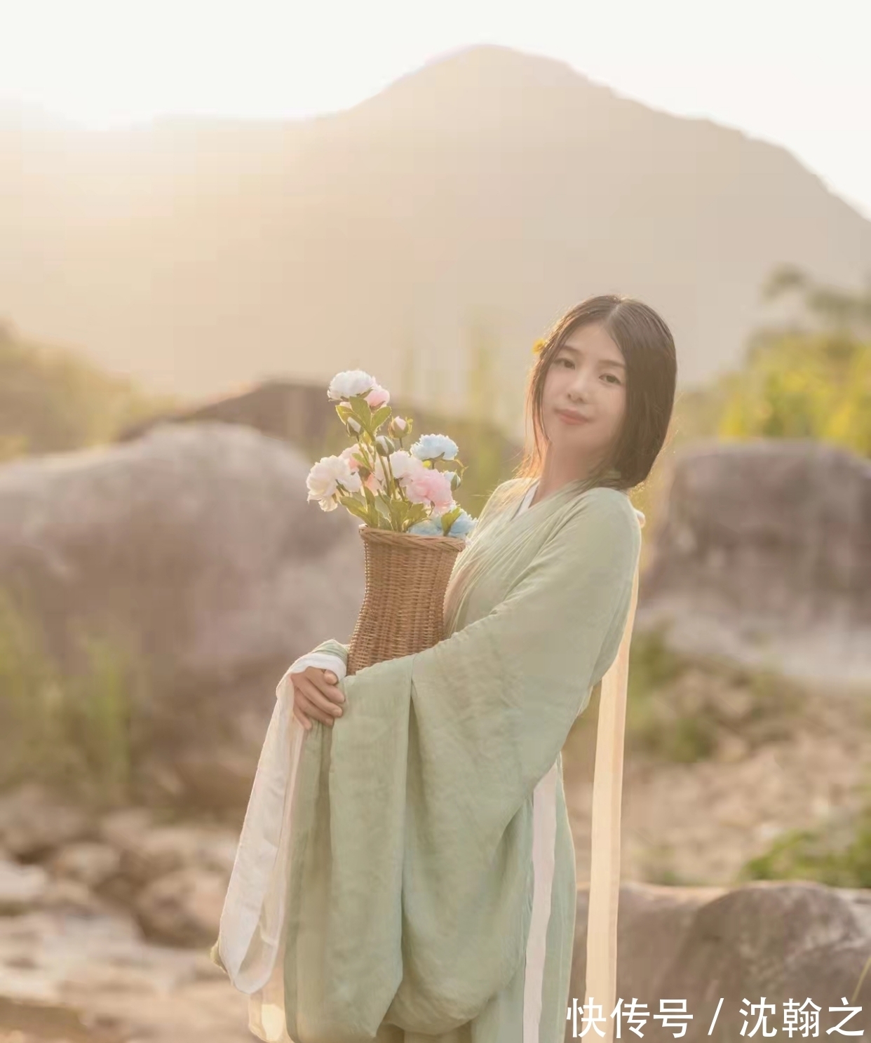 鹅毛雪!五言格律:闲游增意气,独坐赋诗章。缱绻迷幽径,寻梅醉暗香