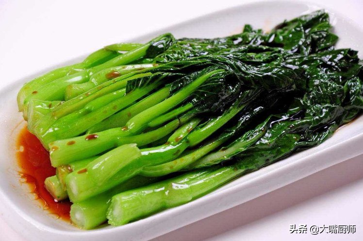 白灼菜心，不能直接用开水煮！老广教你1招，翠绿脆爽，鲜美入味