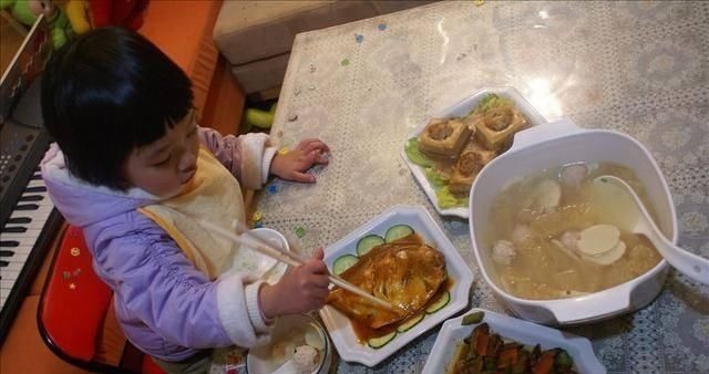 早餐|医生告诫家长再没时间，4种早饭也别让孩子碰，积食不发育