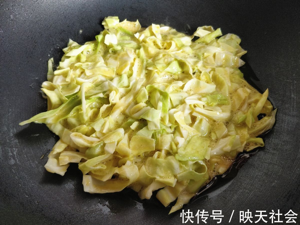 鸡蛋|在家做早餐饼，鸡蛋搭配卷心菜，好吃又美味