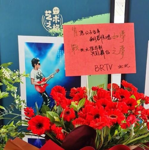 肖战话剧演出好评如潮，现场一片红色花海，肖战一直在努力前行！