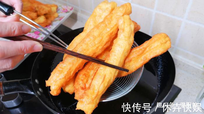空心|炸油条时,用酵母、泡打粉都不对!教你正确做法,油条金黄又酥脆