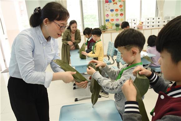 熊初墨|女儿姓“房”，老师上课从不叫她，询问原因后，家长才后悔不已