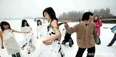 丑书|曾翔用鸡毛掸子写书法,向“丑书”大师看齐?网友:他们是一家人