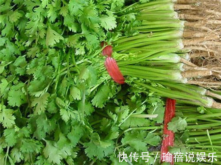 凉拌香菜木耳|香菜配上它，肚腩没了，腰也不痛了！女人不想满脸皱纹，可以试试