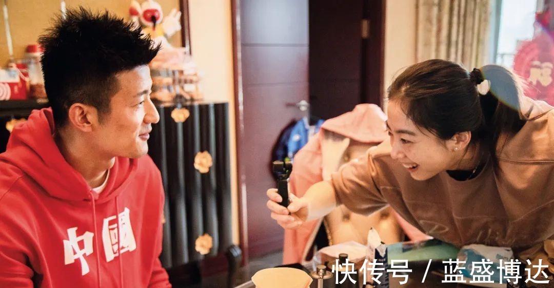 小咖啡|《羽毛球》封面来了！谌龙放缓步调，品味人生的浓香悠长！