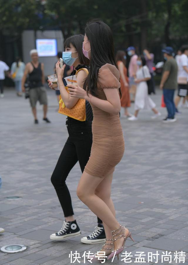 时髦|街拍:美不美看穿搭, 穿修身压褶裙出行, 让造型变得时髦又优雅