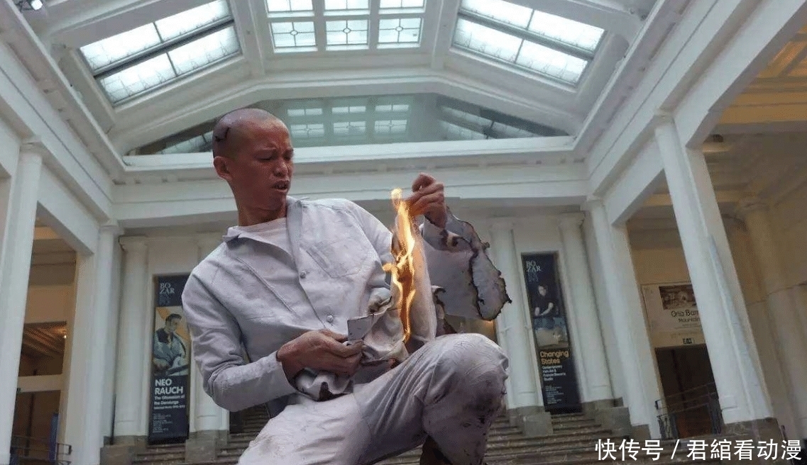 他被称“艺术疯子”,拿自己身上的肋骨做项链,让所爱的女人戴上