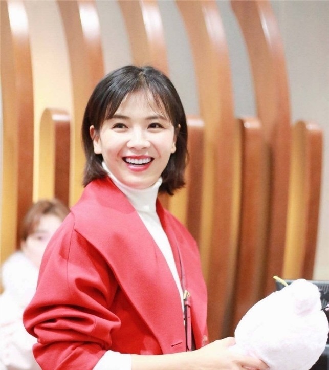 弧度 女人过了35岁,剪短发减龄还不够,烫这几款发型更显优雅年轻