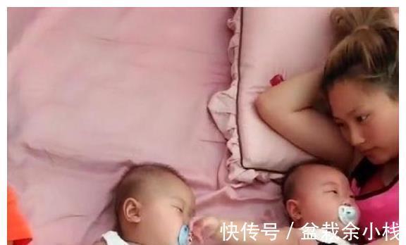 宝妈|宝妈照顾双胞胎,旁边的大宝很无助,网友:谁让你有俩弟弟?