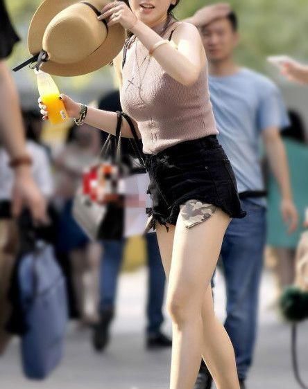 街拍4款热裤的穿搭,第一款气质满满,第四款修饰双腿曲线
