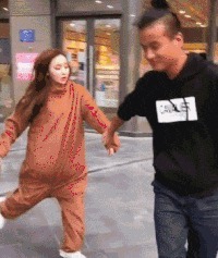 |搞笑GIF:都这时候了还看什么看 赶紧来救我啊,真装不下去了