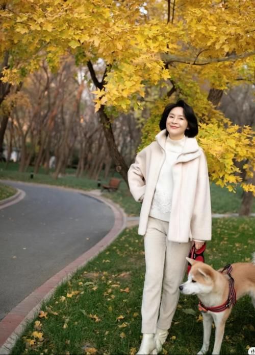 这位50＋女性的穿搭时髦火了！穿衣简单大方且日常，优雅有气质