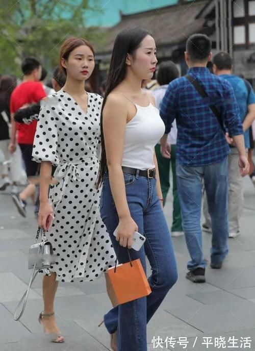 搭配|牛仔裤小小搭配一下,这样穿出来的身材更显瘦,束腰效果很明显