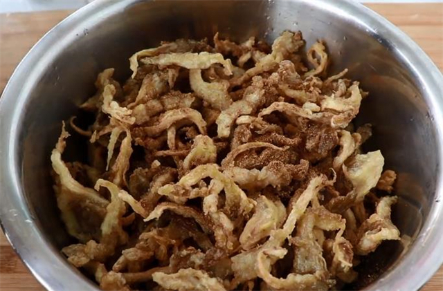 炸蘑菇这样做才最好吃，味道香酥爽口，方法简单，做一大盆不够吃