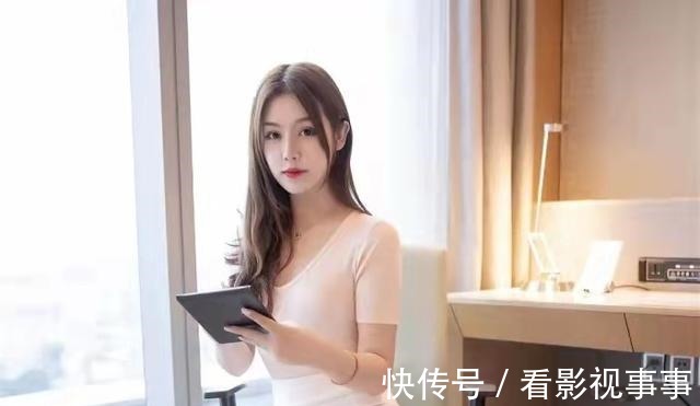 t恤 好看的T恤应该怎么选,简约风的打扮也掩盖不住小姐姐的颜值!