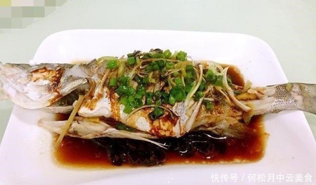 清蒸鲈鱼时,先淋酱油还是先淋豉油多加一步,鱼肉鲜嫩入味