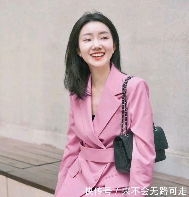西装裙|上班穿什么？简约干练又不失温柔的穿搭，可以把自身的魅力放大化