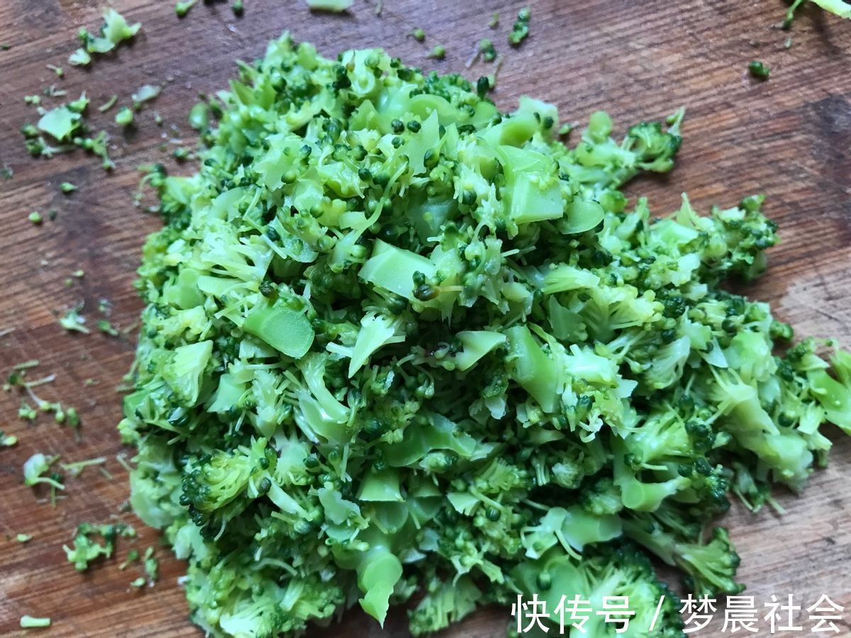 自制|自制肉松饭团,搭配西兰花,好吃又营养