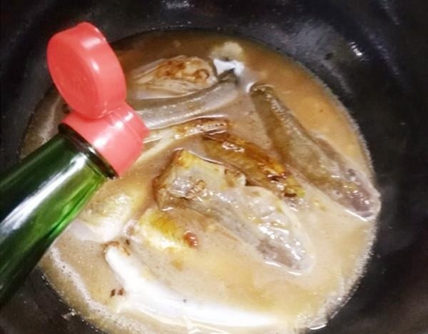 炖鱼，加酒加醋去腥就废了，正确的是放“它”，上桌就扫光
