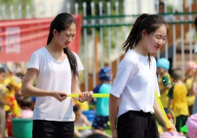 仪容|“最治愈幼师”走红,台下领舞笑容超甜,网友:妈妈,我恋爱了