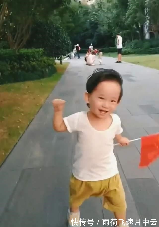 hoho|爱国先锋！陈小春1岁半小儿子正面照曝光，手执国旗开心挥舞狂奔