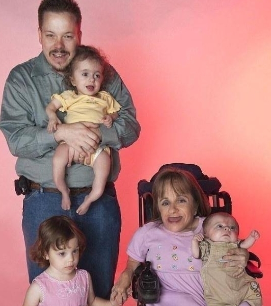 警告|全球身材最矮小的母亲仅70厘米,不听医生警告拿命生下三个孩子