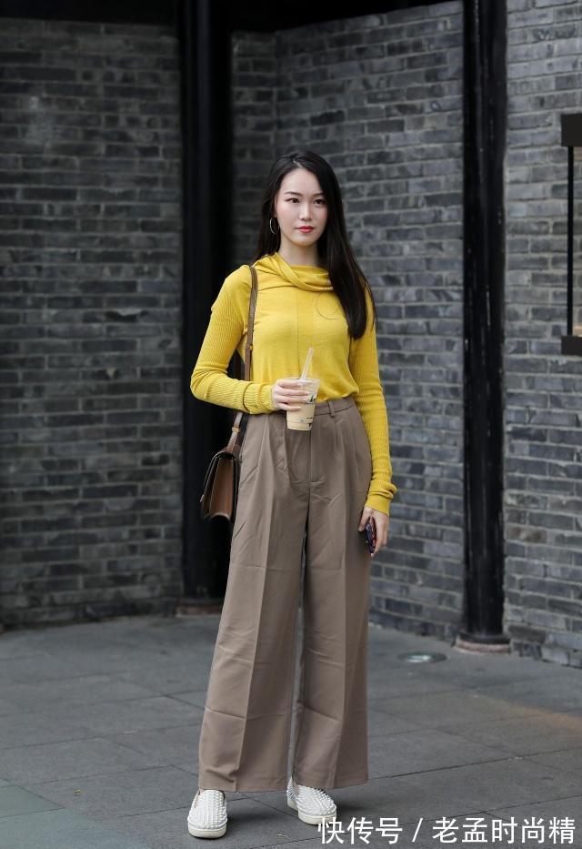 卫衣|街拍:美女卫衣搭配小脚牛仔裤,显得十分干净利落,又非常的减龄