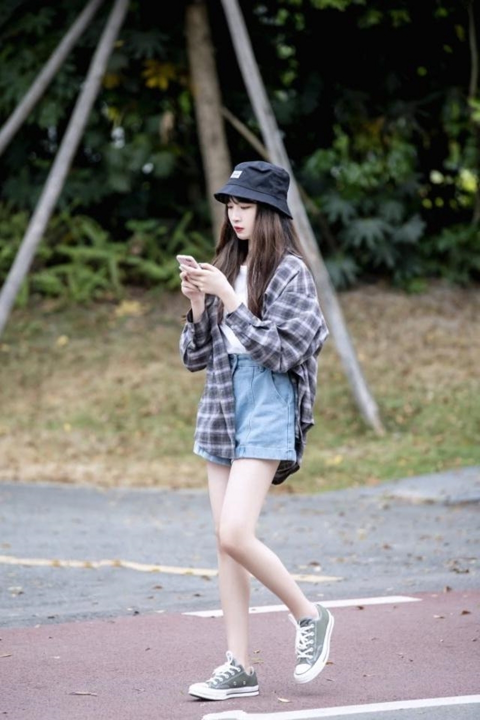 路人街拍,看起来有些萌萌哒的妹子,尽显不一样的时髦感