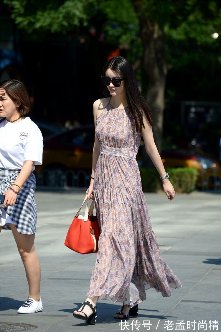 时尚|街拍:小姐姐穿着无袖连衣长裙,裙摆到脚踝,带着一股仙气的感觉