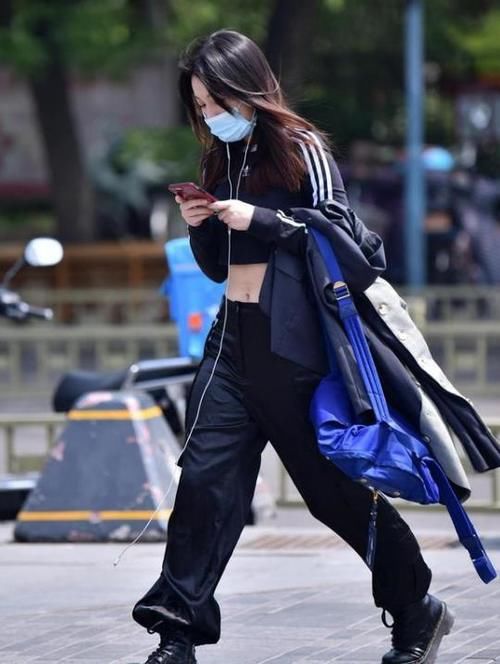 白色短袖|一件白色短袖配牛仔裤，气质优雅女人味，时尚气质穿搭