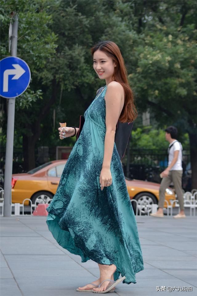 穿着绿色长裙,要搭配一双高跟鞋才好,而姑娘就选择平底人字拖