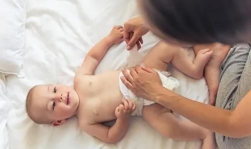 尿布|给新生儿换尿不湿时,留心这3个习惯,可能会影响孩子脊椎的发育
