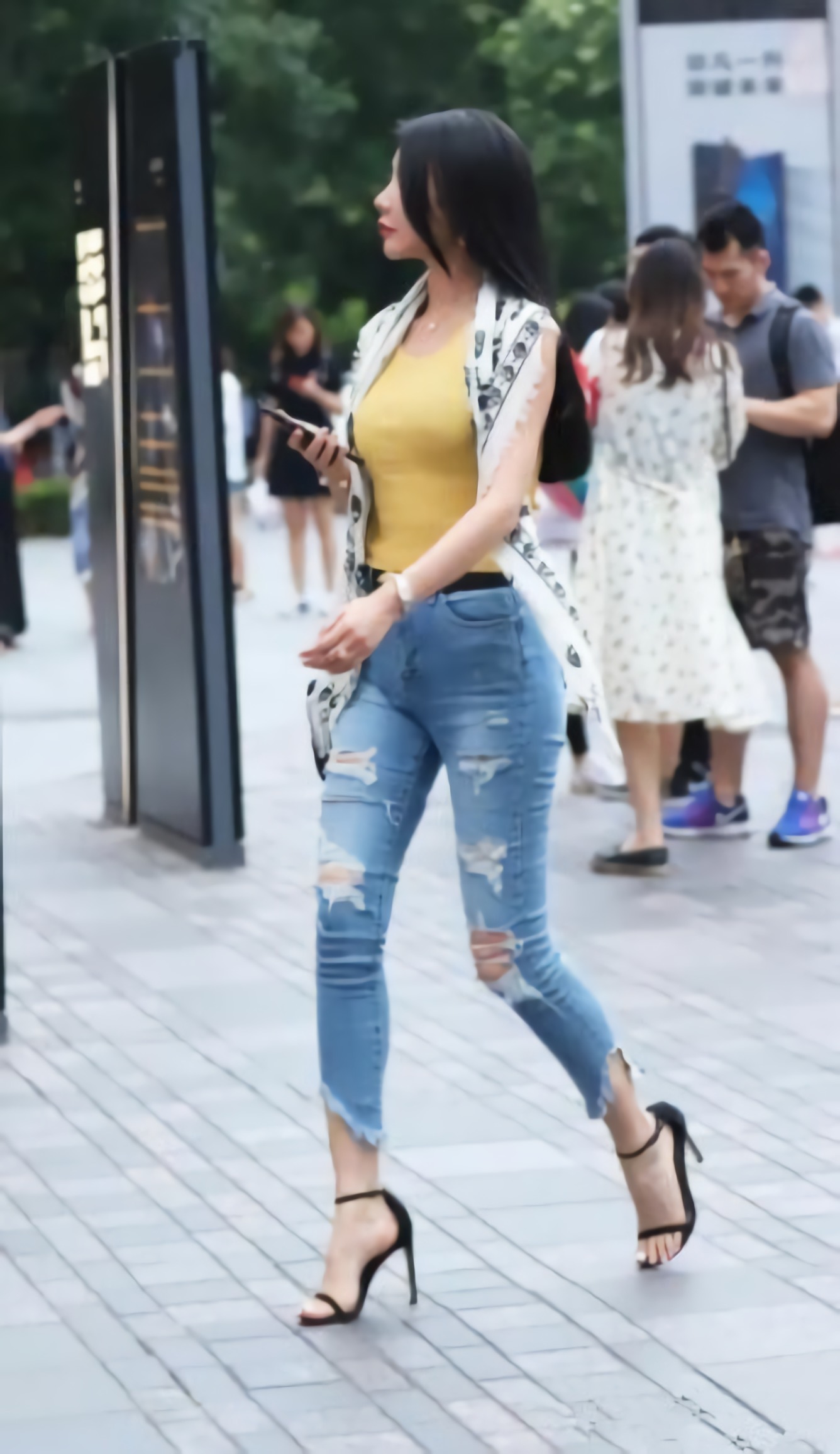 牛仔裤也能穿出筷子腿，显瘦又洋气，简单风格也很美