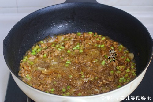  家常|下饭菜肉末炒粉条的家常做法，照着做，粉条不坨也不粘锅，倍儿香