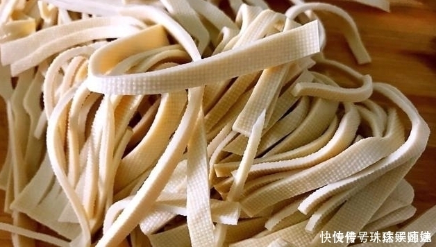 这菜，一斤9毛，钙是牛奶的4倍，鸡蛋的8倍，家里老人孩子要常吃