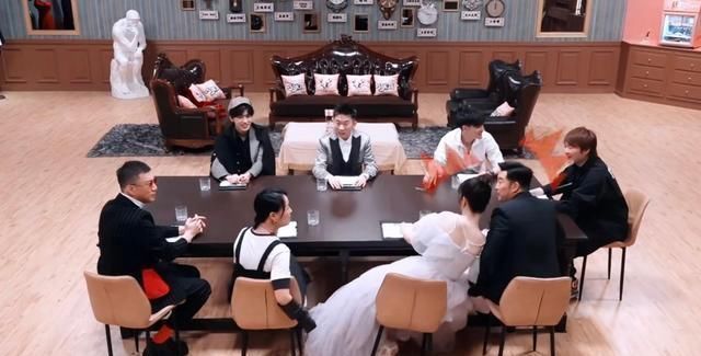 那英脚踢杨紫,称杨紫是假单纯、心眼多,杨紫看到那英眼神都害怕