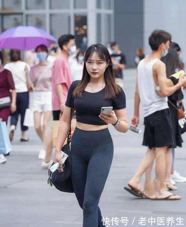 露背 黑色露背长袖搭配深色打底裤,时尚好看,简单舒适有质感!