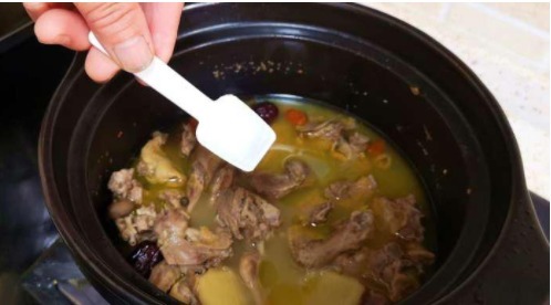 这才是鸽子汤的最正确做法，汤浓肉嫩不腥气，秘诀全都告诉你