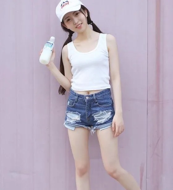 美女|紧身牛仔裤彰显简约利落气质，呈现柔美的风格！